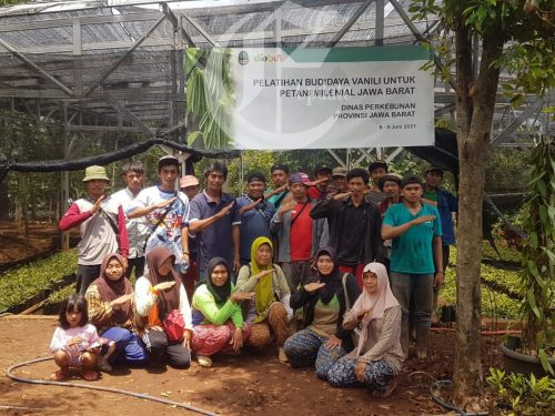 foto: Anggota Kelompok Petani Panili Mekarsari Hejo Ngemploh Kabupaten Sumedang, Jawa Barat. (31/10/2021, foto Rumian)