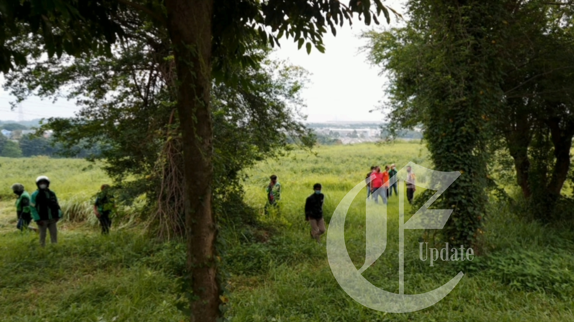foto: penemuan sosok jasad laki-laki di lahan kosong milik PT Lippo Cikarang