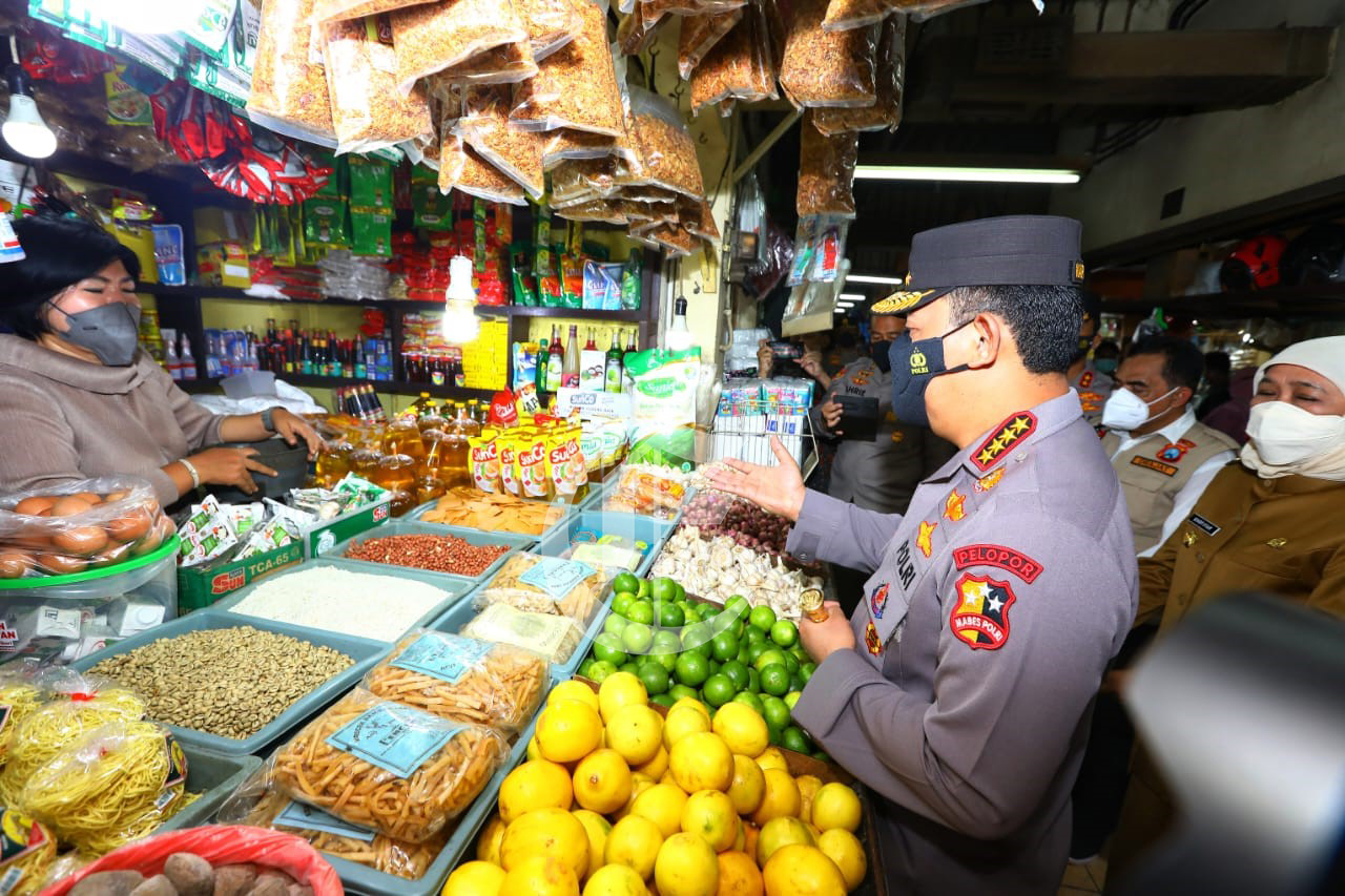 foto: Kapolri Jenderal Listyo Sigit Prabowo meninjau ketersediaan minyak goreng di Pasar Wonokromo