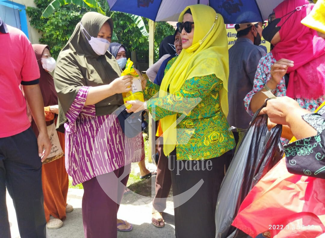 foto: Hj Siti Qomariyah Pengurus Al Hidayah DPP Partai Golkar memimpin langsung pendistribusian minyak goreng murah