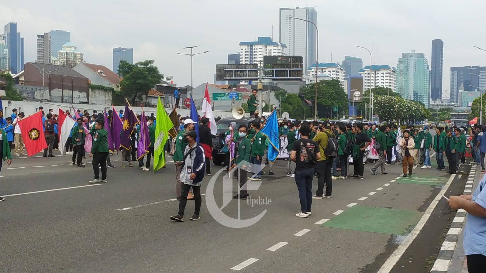 foto: Suasana terkini di depan gedung DPR RI. 
peserta unjuk rasa dari berbagai elemen masyarakat. 
Dari ARM, Konfederasi Kongres Aliansi serikat buruh Indonesia ( KASBI) 
Mahasiswa (Aliansi BEM SI)