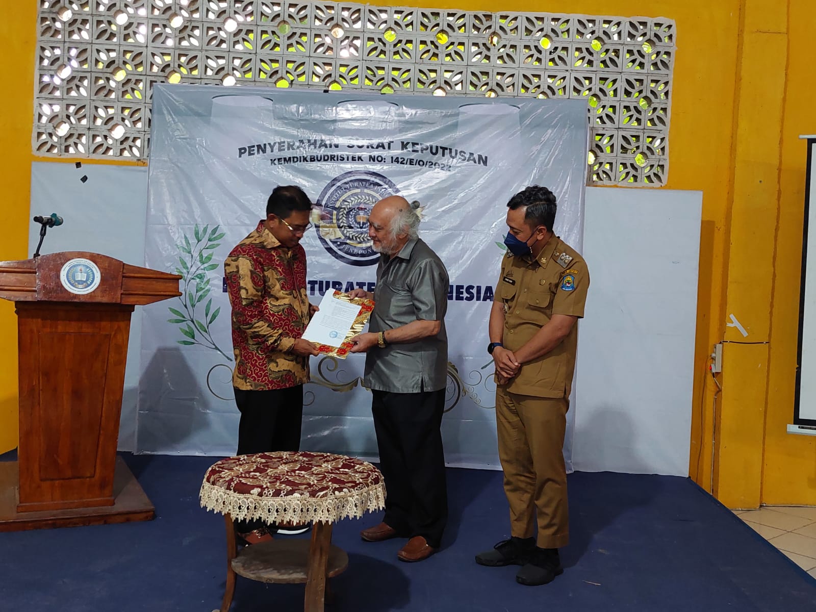 foto: Penyerahan SK Institut Turatea dari Kepala LLDIKTI Drs. Andi Lukman M. M kepada Pembina Yayasan Drs. Anwar Rivai Moka.