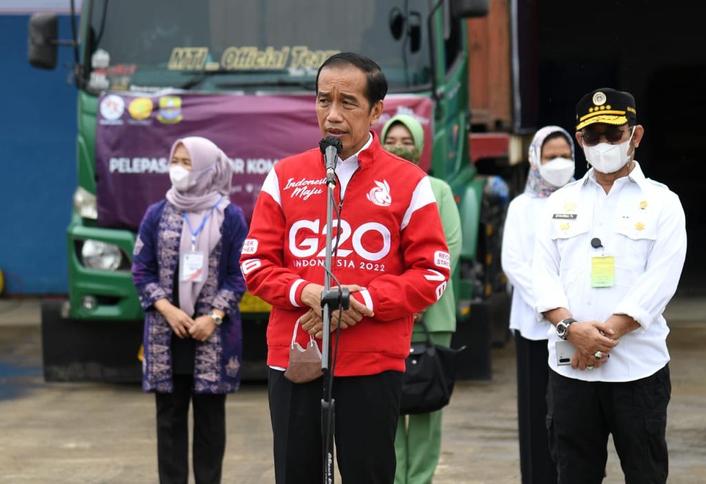 foto: Presiden Joko Widodo memberikan sambutan pelepasan ekspor buah pinang, didampingi menteri pertanian Syahrul Yasin Limpo.