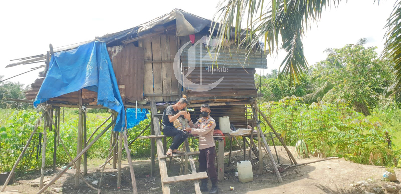 foto: Peduli terhadap warganya, Kapolsek  Bonai Darussalam kunjungi rumah reot di Desa Sotang