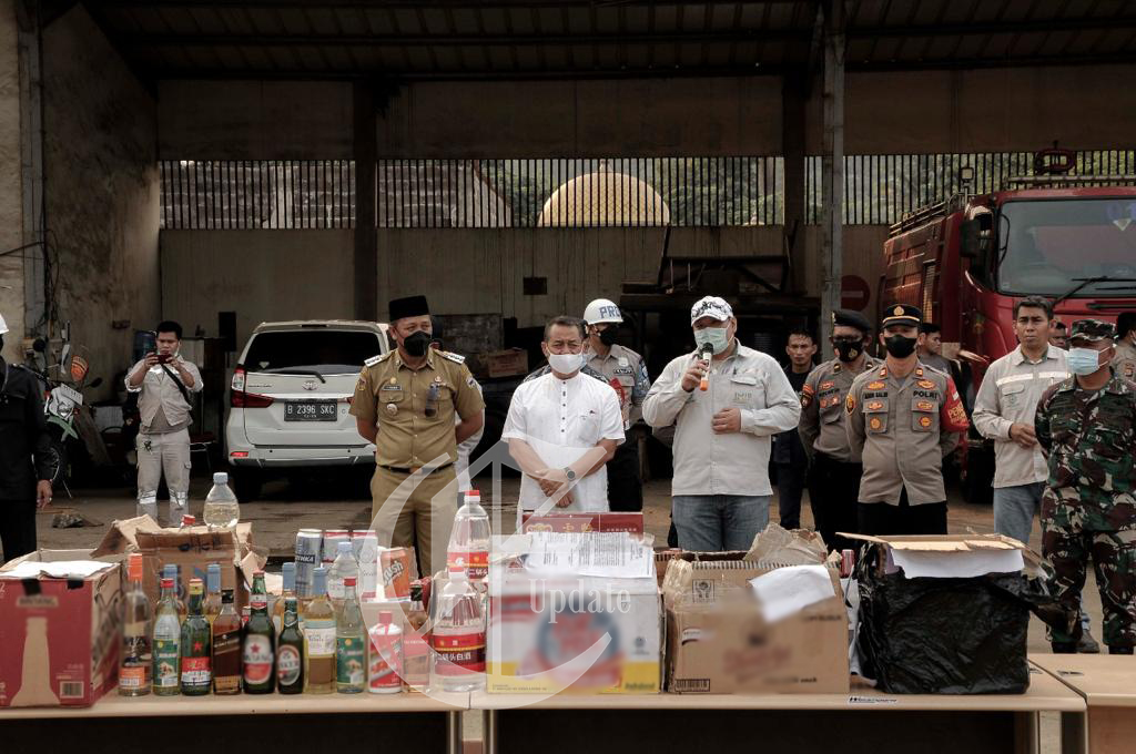 foto: PT Indonesia Morowali Industrial Park (IMIP) gelar pemusnahan barang sitaan miras dan rokok ilegal