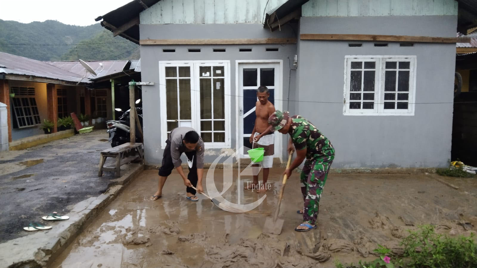 foto: TNI-Polri Bantu Bersihkan Rumah Warga Terdampak Banjir di Kelurahan Tenilo