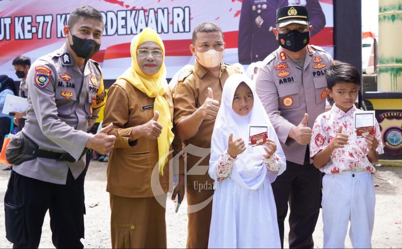 foto: foto bersama Kapolres Gorontalo Kota dalam pelaksanaan gebyar vaksinasi 