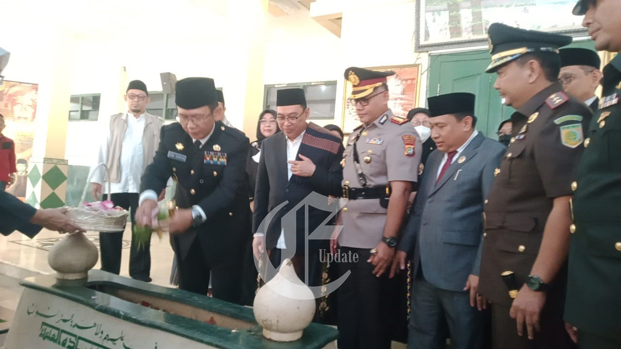 foto: Pj. Bupati Bekasi Dani Ramdan melakukan  tabur bunga di Makam Pahlawan Nasional KH. Noer