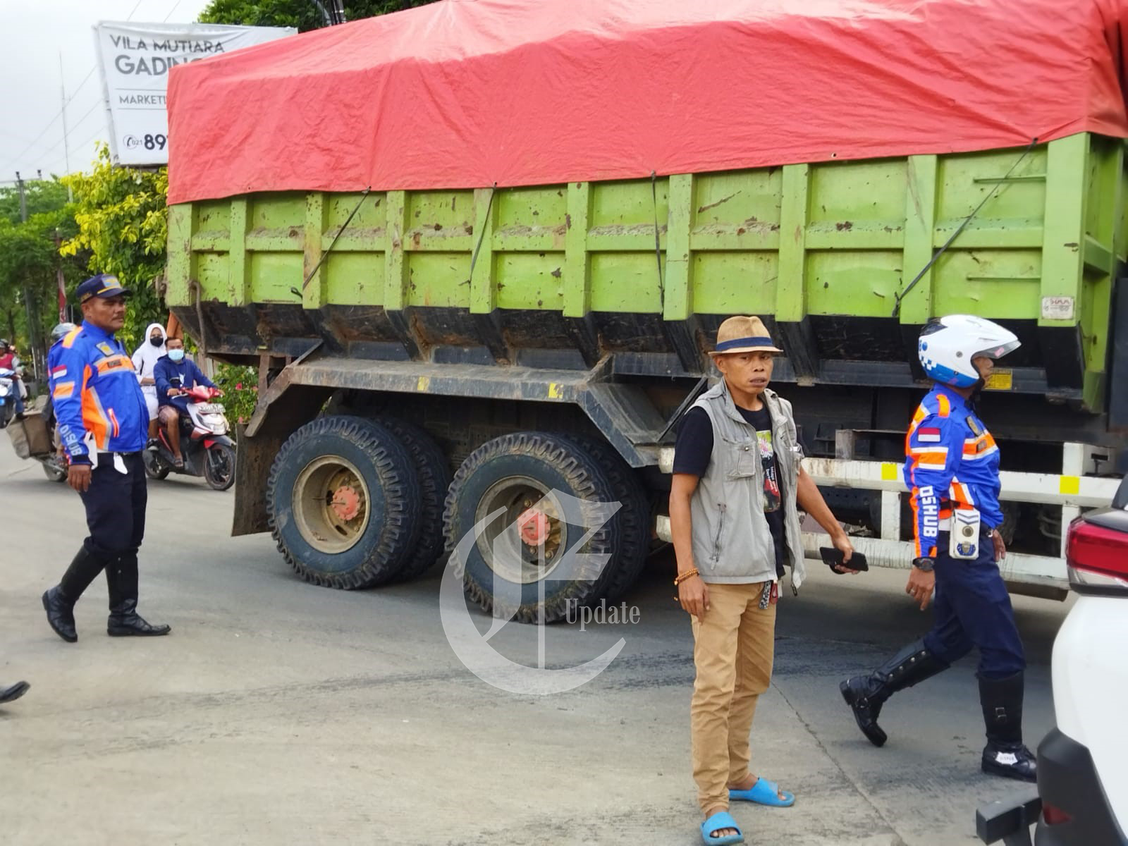foto: Dishub dan warga hentikan dump truk yang langgar aturan