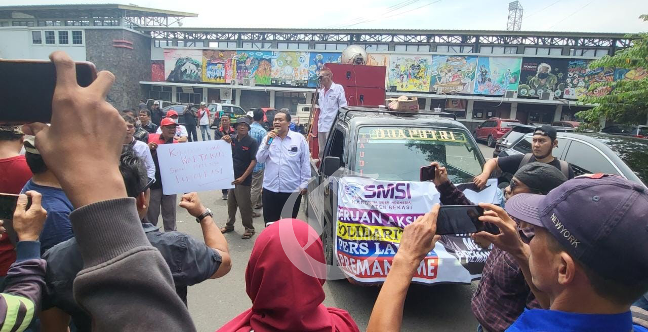 foto: Aksi solidaritas dukung upaya hukum yang dilakukan SMSI Karawang terhadap 2 jurnalis teraniaya oknum PNS