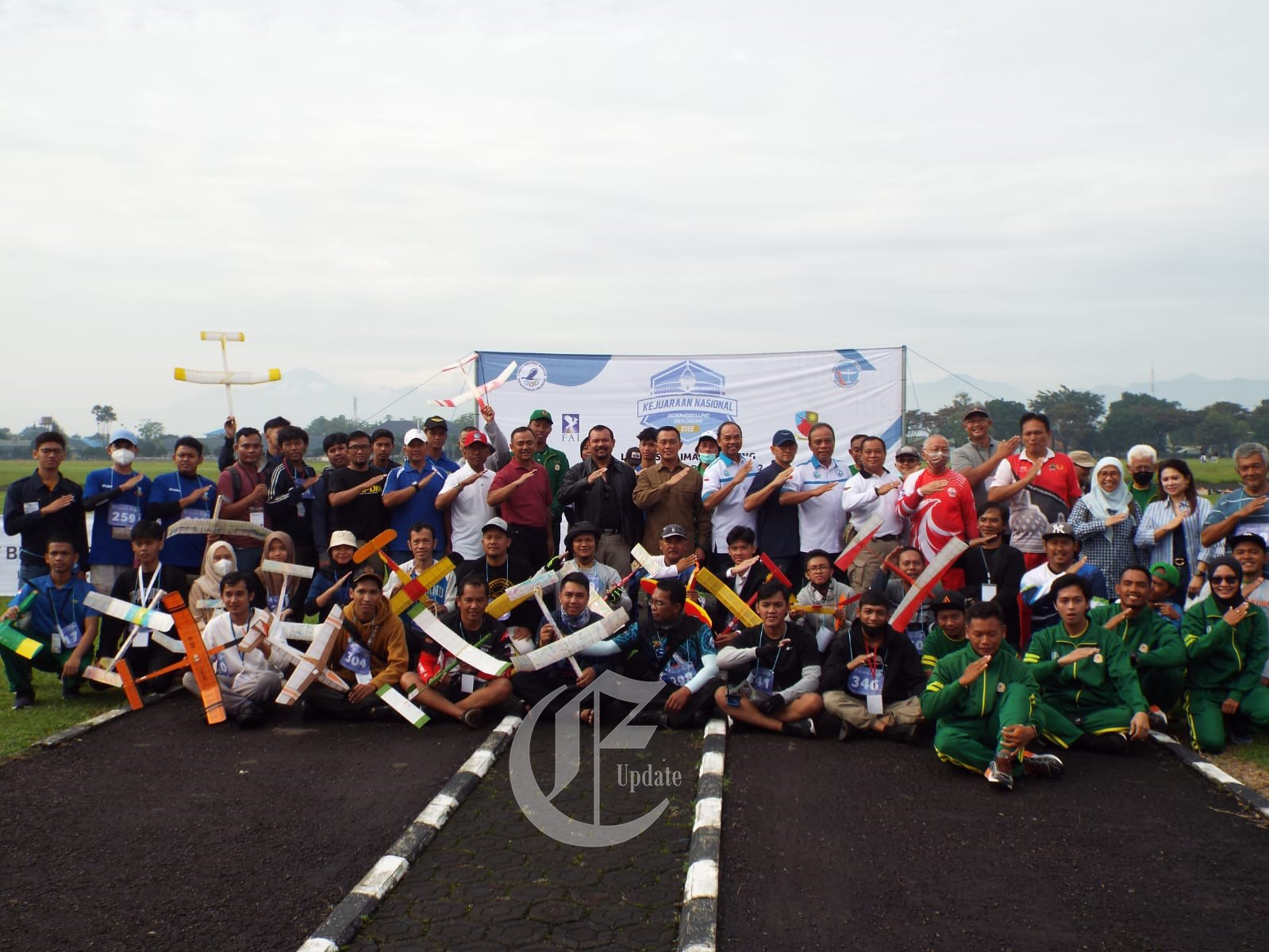 foto: Foto bersama Danlanud Sulaiman, para panita, petinggi Lanud Sulaiman, Mantan dan Sektor Citarum Harum, dan para kontingen Kejuaraan Nasional