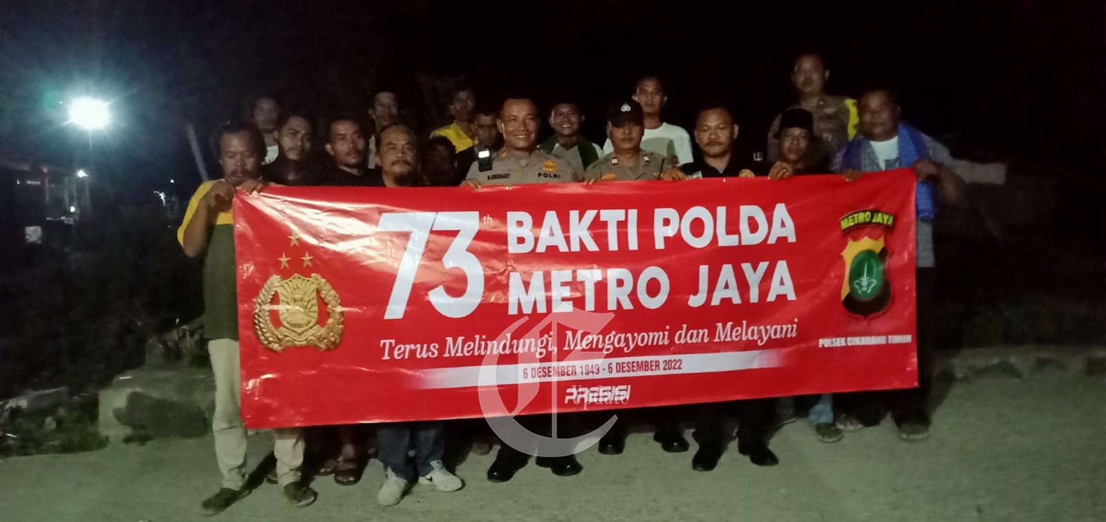 foto: warga dan Polsek Ciktim foto bersama, menyambut Bakti Polda Metro Jaya Ke-73 tahun