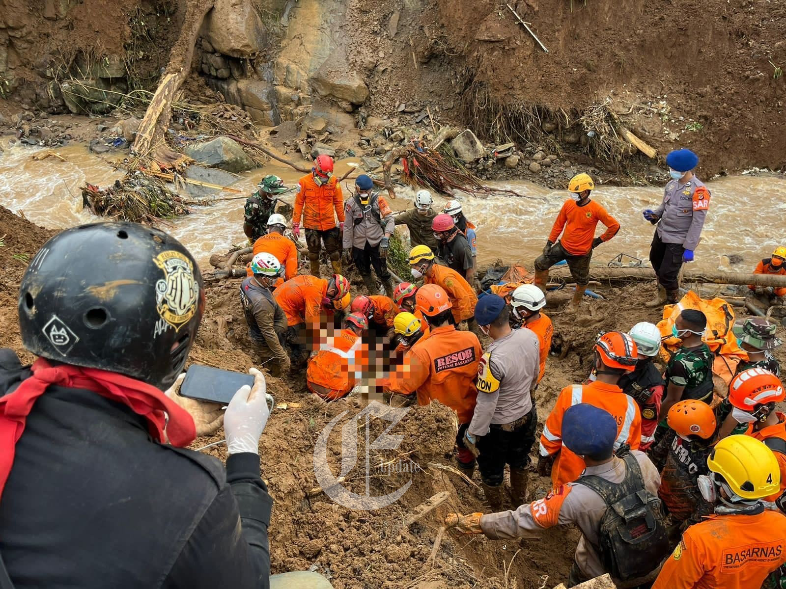 foto: Polri temukan 5 jenazah korban gempa bumi & tanah longsor di Cianjur