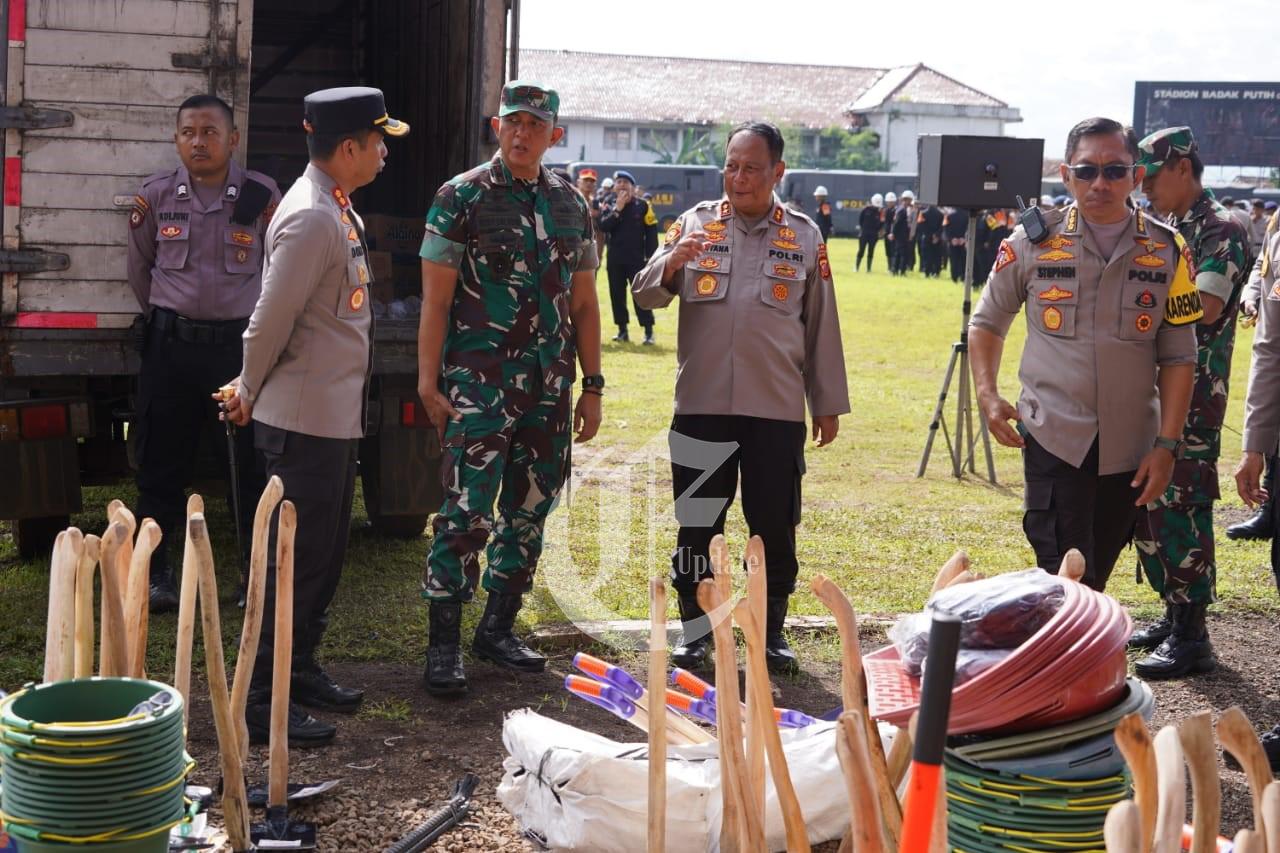 foto: TNI-Polri siapkan peralatan guna pembersihan puing pasca gempa