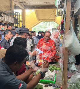 foto: Pengecekan harga  sembako di Pasar