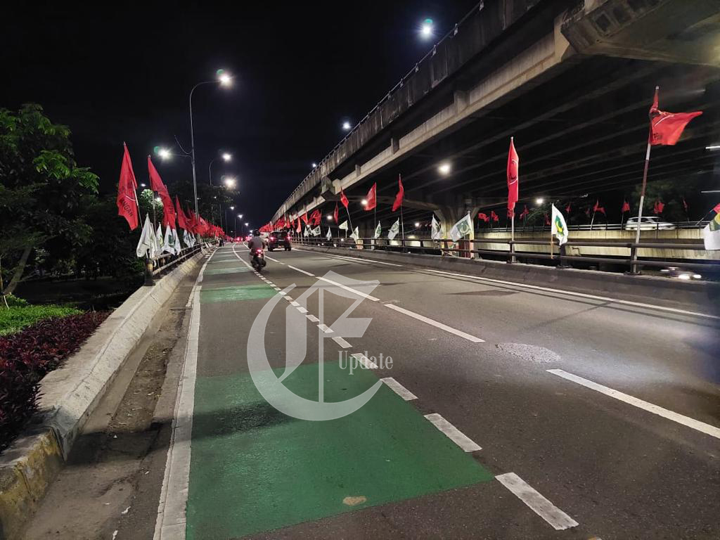 foto: Bendera PDI-P dan PBB di pasang di sepanjang jalan