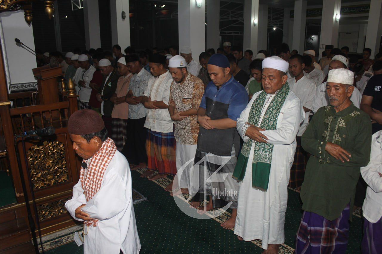 foto: Kegiatan shalat tarawih di Masjid At Taubah