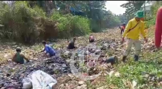 foto: Warga Sukaringin kerja bakti bersihkan sampah